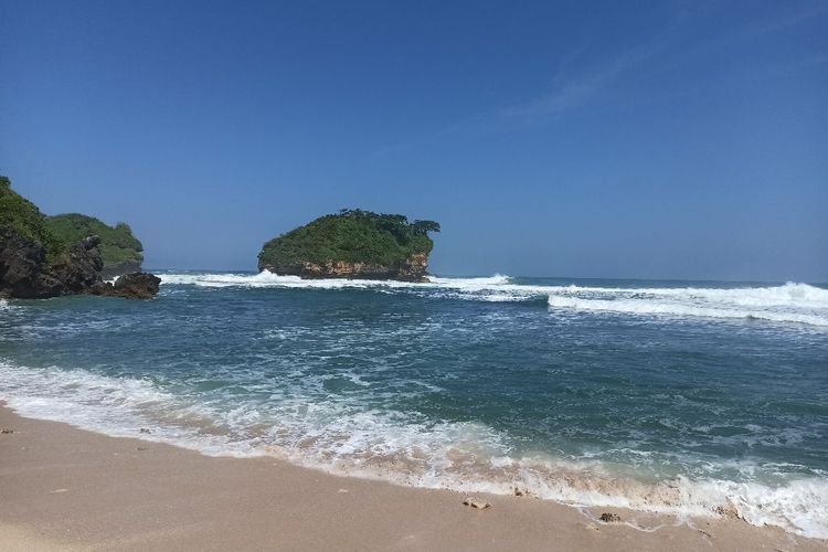 Menikmati Pantai Watu Karung, Punya Ombak Kelas Dunia Jadi Cover Majalah Waves