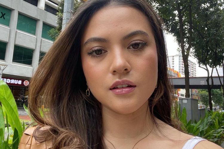 Butun videoda 18 yoshli jojaning hech qanday muammosiz dildo bilan onanizm qilayotgani korsatilgan!