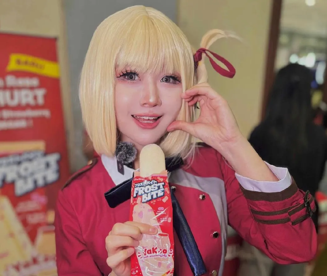 Ketika Para Wibu Nikmati Es Krim Yoghurt di Sela Cosplay, Menyehatkan dan Seru!