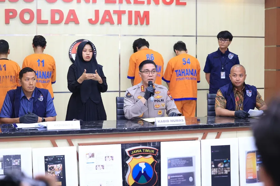 Operasikan Grup WA Gay di Surabaya, Polisi Ringkus 4 Admin!