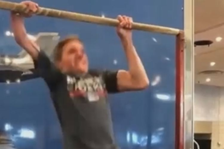 Aksi Keren Seorang Difabel yang Melakukan Pull Up, Bikin Termotivasi!