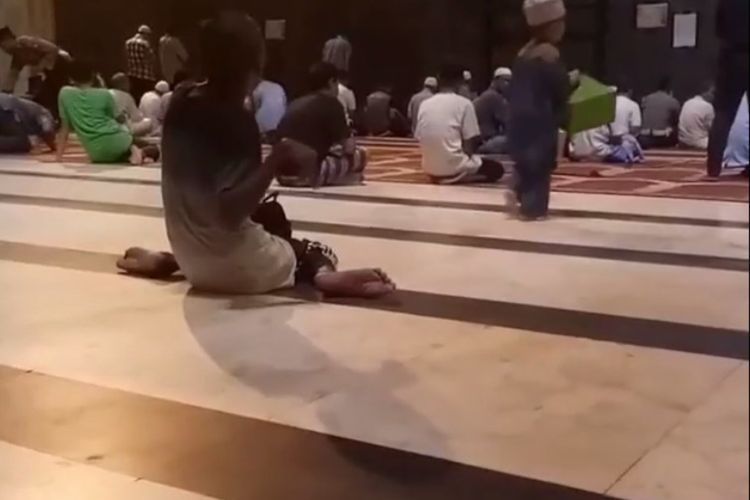 Aksi Pria Difabel Saat Salat Ini Bikin Netizen Terenyuh
