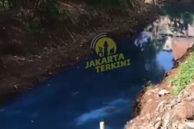 Diduga Akibat Limbah Cat, Air Kali Sunter Berubah Jadi Biru