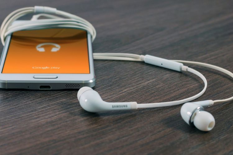 Wanita Asal India Tewas Hanya Karena Earphone