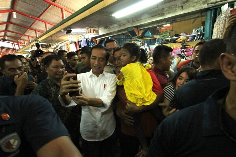 Kunjungi Pasar Beringharjo, Presiden Jokowi dan Keluarga Borong Batik