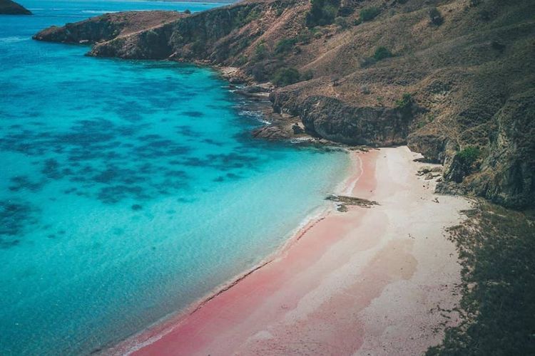 Indahnya Pink Beach di Labuan Bajo
