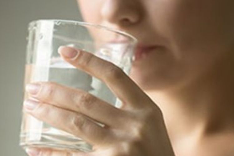 Ternyata Minum Air Dingin Saat Musim Panas itu Bahaya! Kok Bisa?
