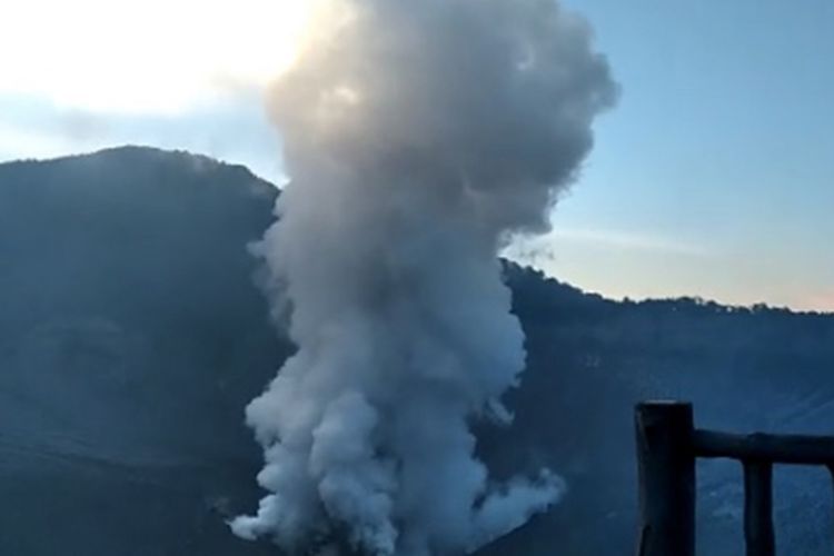 Gunung Tangkuban Parahu Kembali Erupsi, Tinggi Kolom Abu 180 Meter