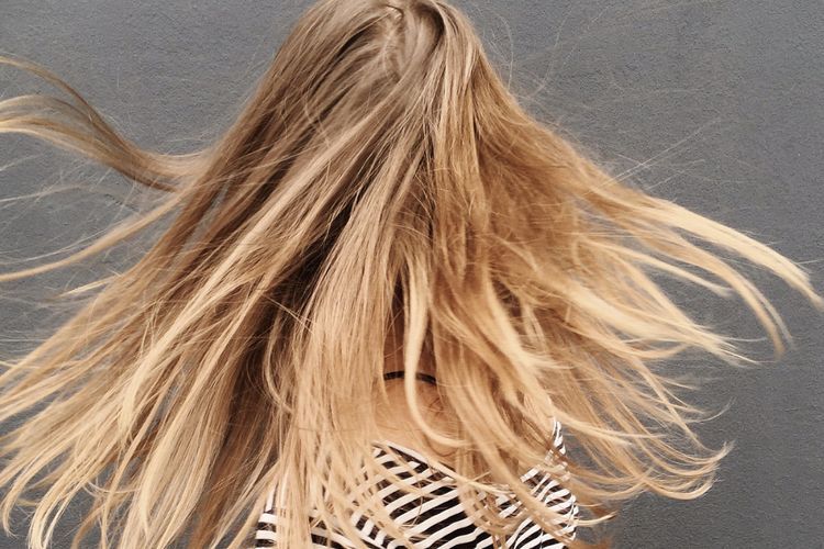 Pakai Dry Shampoo Bikin Terlihat Ubanan? Ini Tiga Rekomendasinya