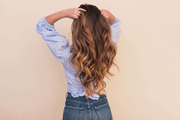3 Cara Mengaplikasikan Dry Shampoo Untuk Hasil yang Maksimal