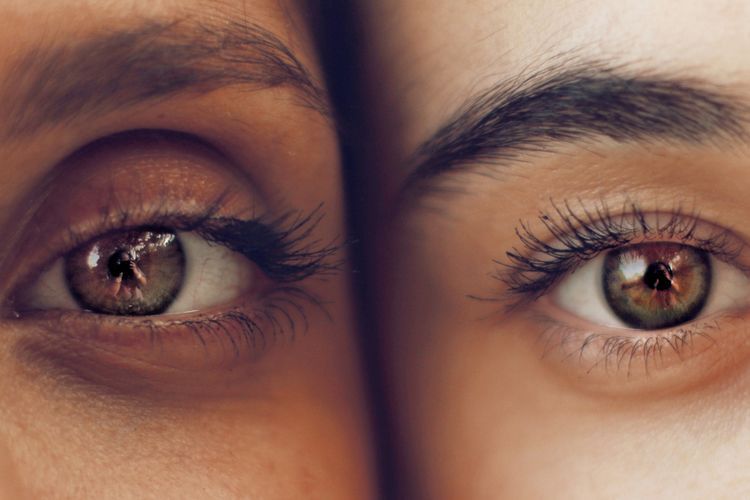 Atasi Kantung Mata Bengkak dengan Serum Bahan Alami ini