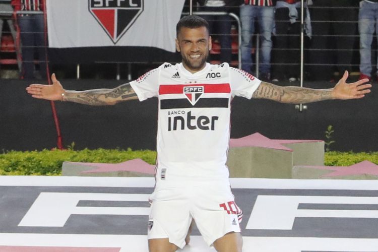 Dani Alves Cetak Gol Debut Bersama Sao Paulo
