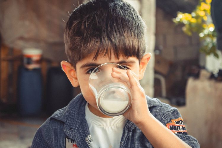 Kenali Gejala Anak Alergi Susu Sapi dan Cara Untuk Mengatasinya