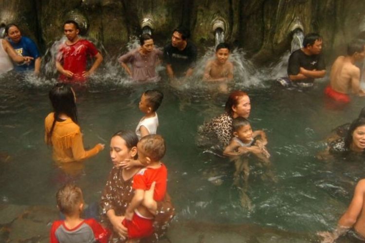 Menikmati Pemandian Air Panas Guci di Tegal