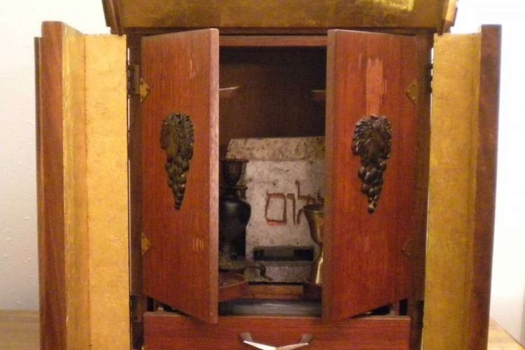 Dybbuk Box,  Kotak Tua Berpenghuni Roh Jahat