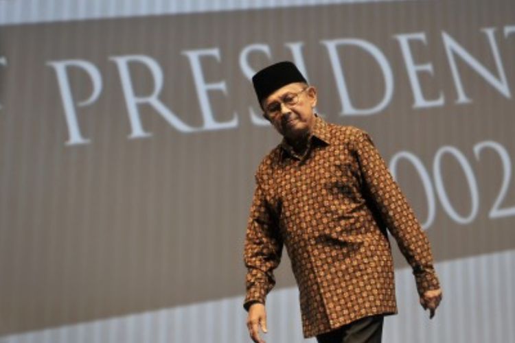 Habibie dan Kain Nusantara Lurik