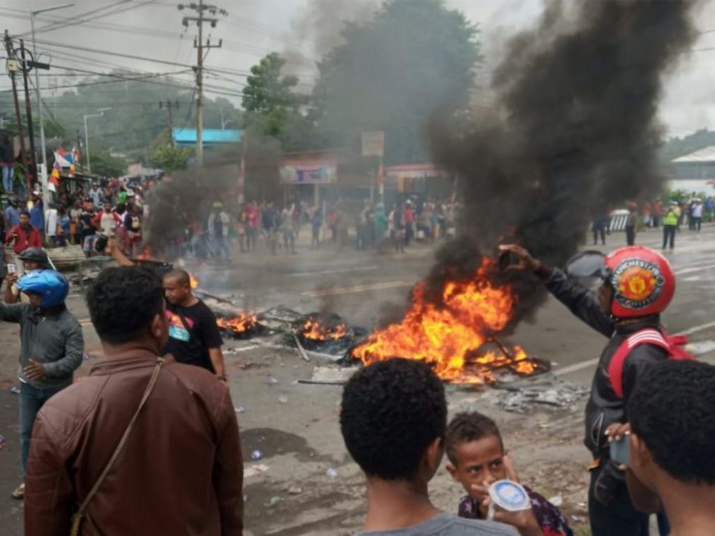 Demo Mahasiswa Ricuh di Jayapura, 4 Polisi Terluka dan 1 Truk Dinas Dibakar