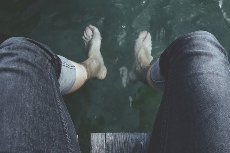 Manfaat Luar Biasa Rendam Kaki dengan Air Garam yang Jarang Diketahui