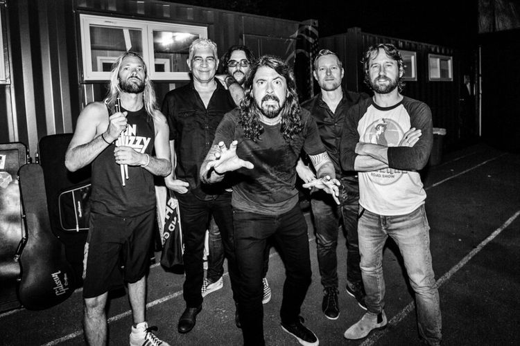 Dave Grohl Menangis Saat Weezer Bawakan 'Lithium'