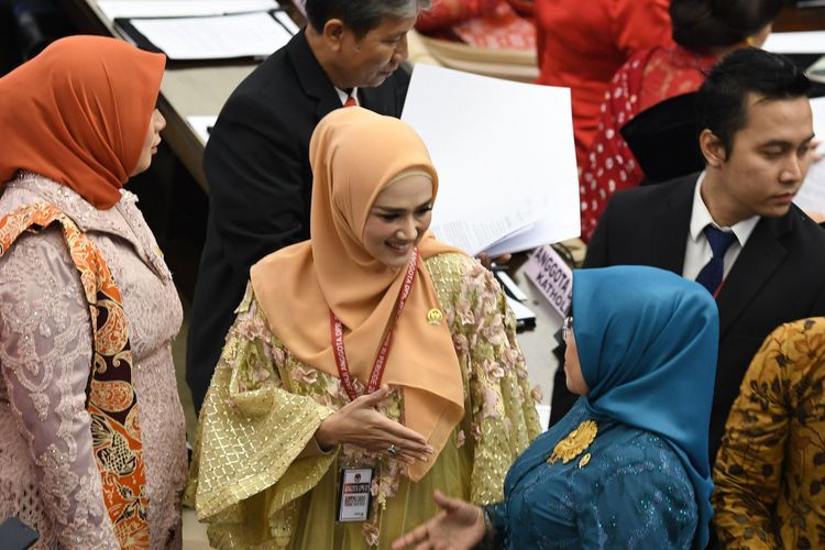 Hadiri Pelantikan DPR, Mulan Jameela Didampingi 2 Anaknya