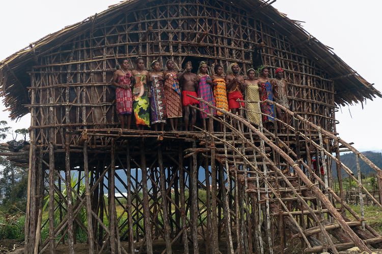 Rumah Adat Suku Arfak yang Unik Bekaki Seribu