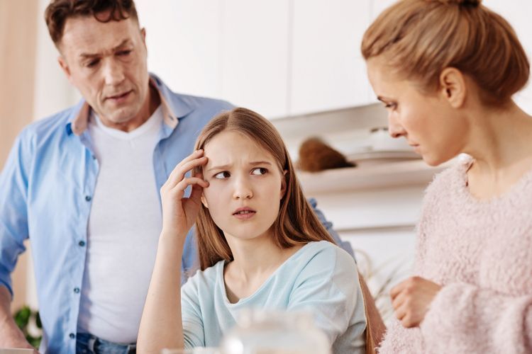 Mengenal Pola Asuh 'Helicopter Parenting' dan Dampaknya pada Anak