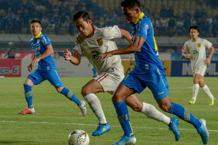 Main di Kandang Sendiri, Persib Menyerah 2-0 dari Persela Lamongan