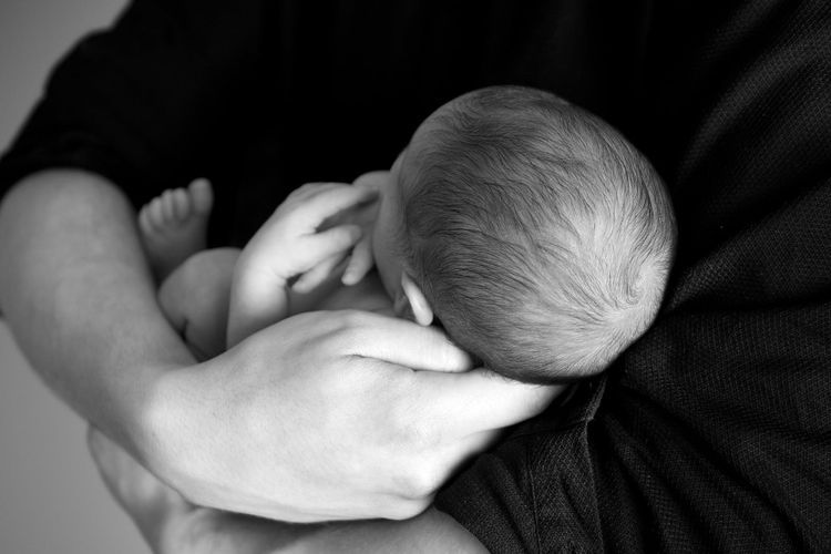 11 Arti Mimpi Menggendong Bayi, Pertanda Baik atau Buruk?
