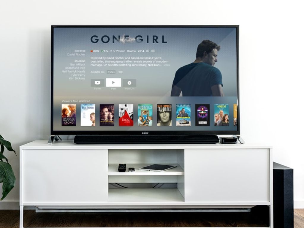 Nggak Perlu Beli Baru! 7 Alat Murah Ini Bikin TV Jadul Jadi Smart TV