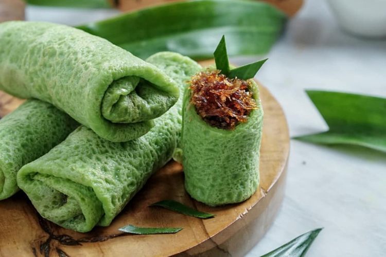 Membuat Kue Tradisional Dadar Gulung Apel
