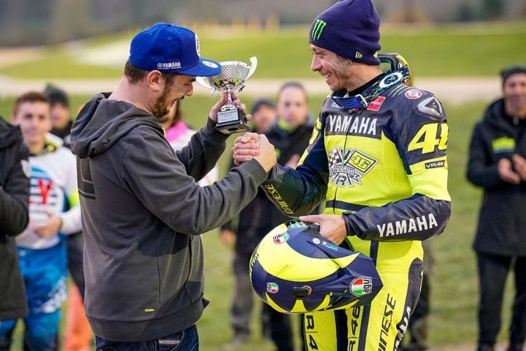 Setelah Motocross, Valentino Rossi Jajal Balap Mobil Ekstrem