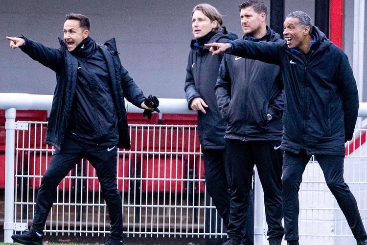 Dennis Wise Analisa Kekalahan Garuda Select Kontra Swindon Town