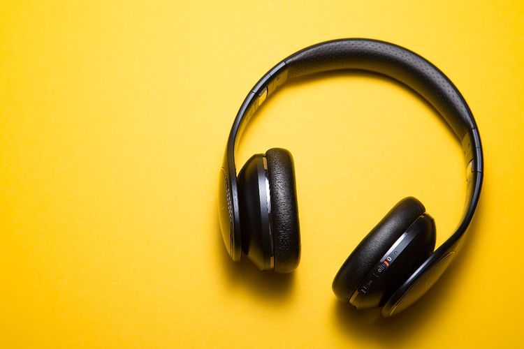 Penggunaan Earphone yang Kotor Sebabkan Jerawat di Telinga