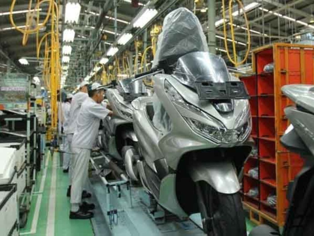 Honda PCX Terbaru Tahun 2024 Bagusnya Pakai Bensin Apa?