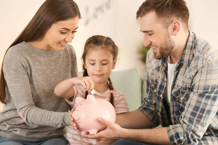 10 Tips Seru Mengajarkan Anak Menabung dari Kecil