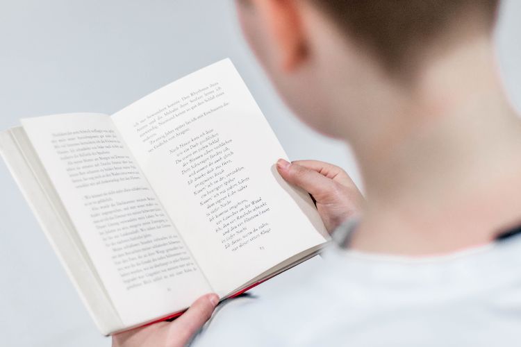 Suka Baca Buku? ini Manfaatnya bagi Kesehatan Otak