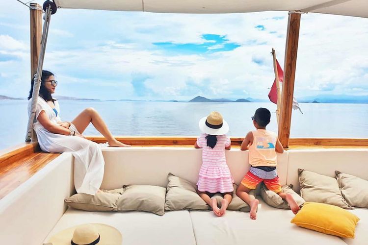 Liburan ke Labuan Bajo, ini Potret Keren Dian Sastro dan Keluarga