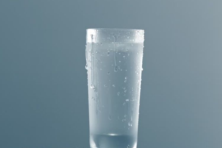 Bolehkah Minum Air Dingin Setelah Bangun Tidur?