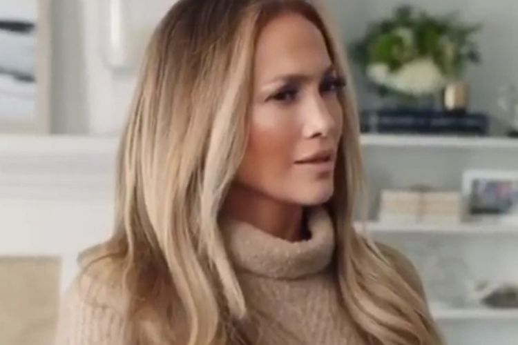 Di Golden Globes 2020, Jennifer Lopez Mirip Kado Natal