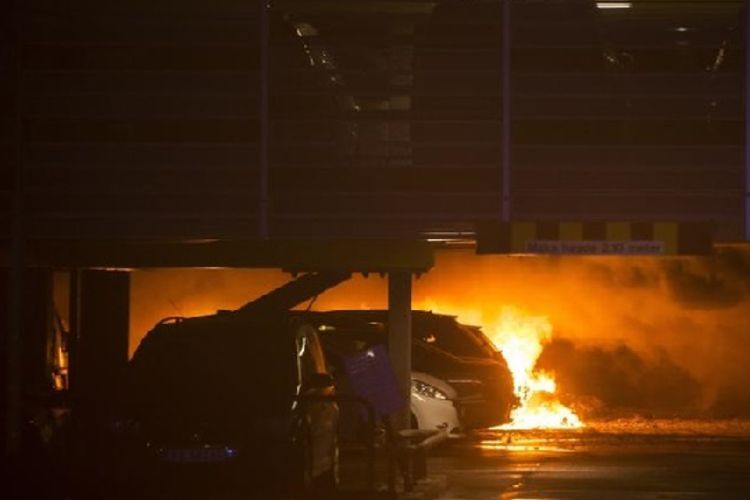 Ratusan Mobil Menjadi Rusak Parah Karena Kebakaran di Parkiran Bandara