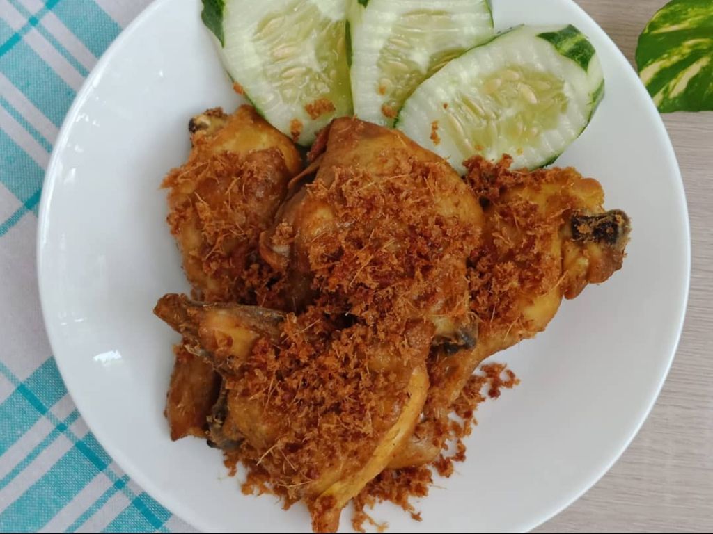 Resep Ayam Goreng Lengkuas Kecombrang, Cocok Buat Bekal Pasangan Tersayang!