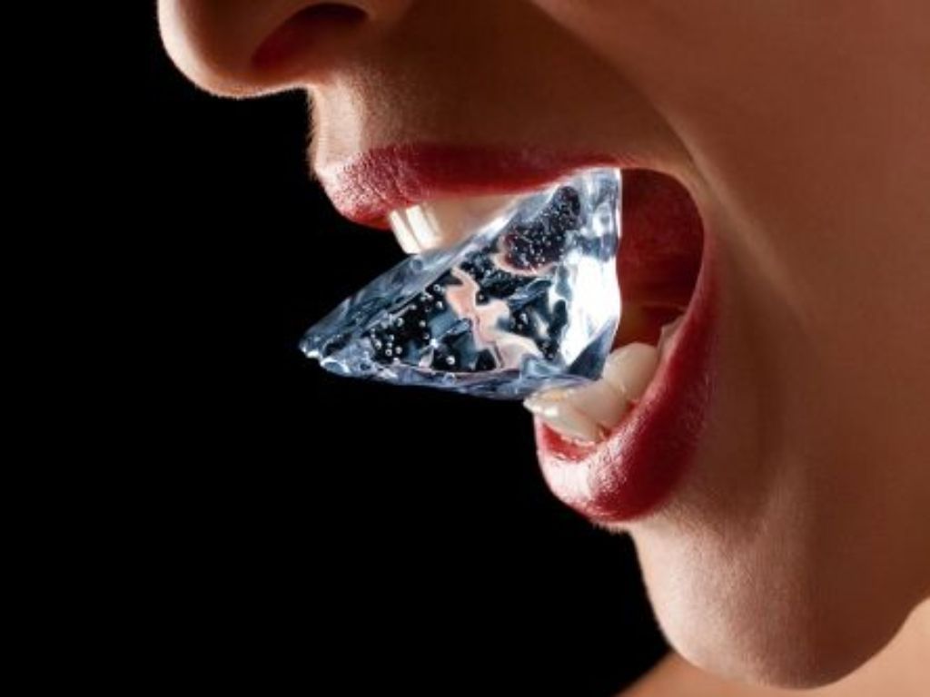 Mengenal Pagophagia: Kebiasaan Mengunyah Es Batu, Penyebab, Gejala yang Timbul, serta Cara Mengatasinya