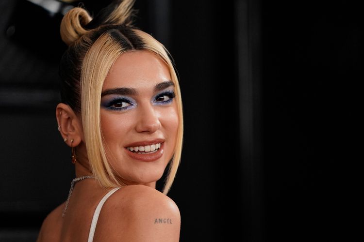 Simple, Dua Lipa Tampil Ala Pengantin 90an di Grammy Awards 2020
