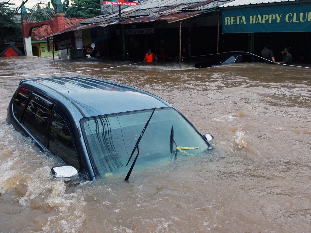 Mobil Terendam Banjir? Ini Cara Penanganan yang Tepat Supaya Kerusakannya Gak Merembet!