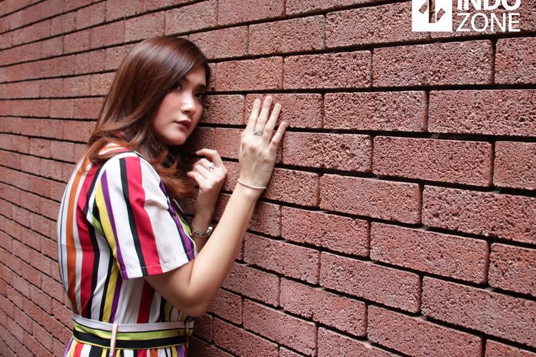 Christi Colondam Idamkan Liburan di Pink Beach