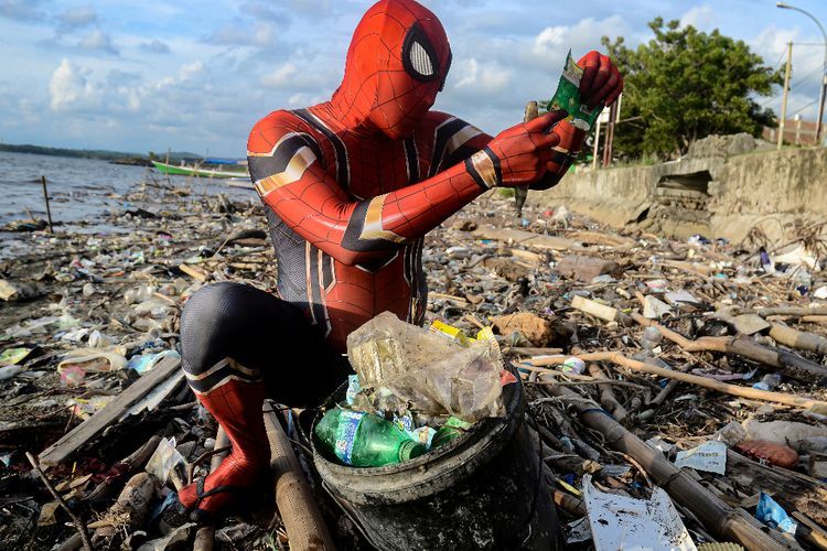 Berkostum Spiderman dan Bersihkan Sampah, Aksinya Disorot Media Asing