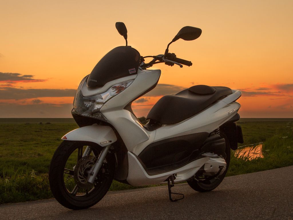 Apakah Honda PCX 160 Terbaru 2024 Bisa Diisi Pertalite? Simak Penjelasannya!