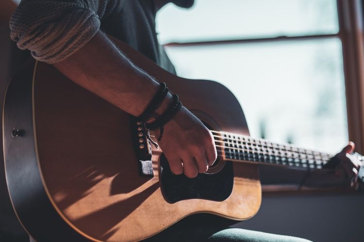 5 Aplikasi Belajar Gitar Offline Gratis di Android dan iOS