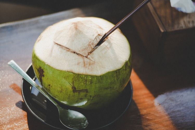 Tak Hanya Menyegarkan, Ini Manfaat Air Kelapa untuk Ibu Hamil