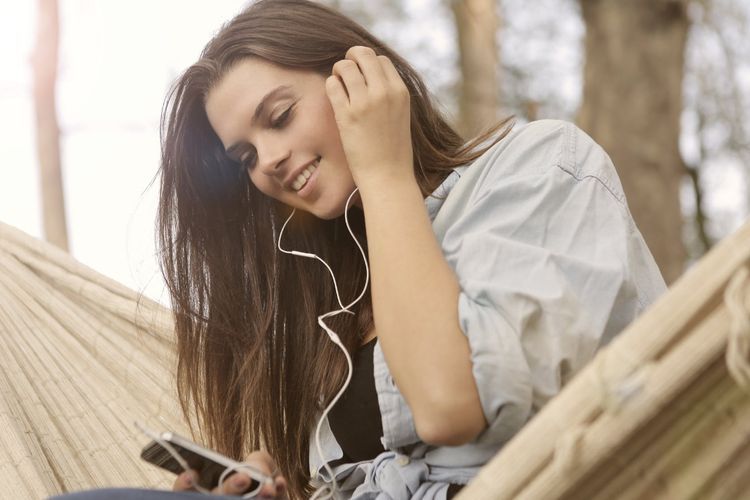 Simak Bahayanya Terlalu Sering Menggunakan Earphone